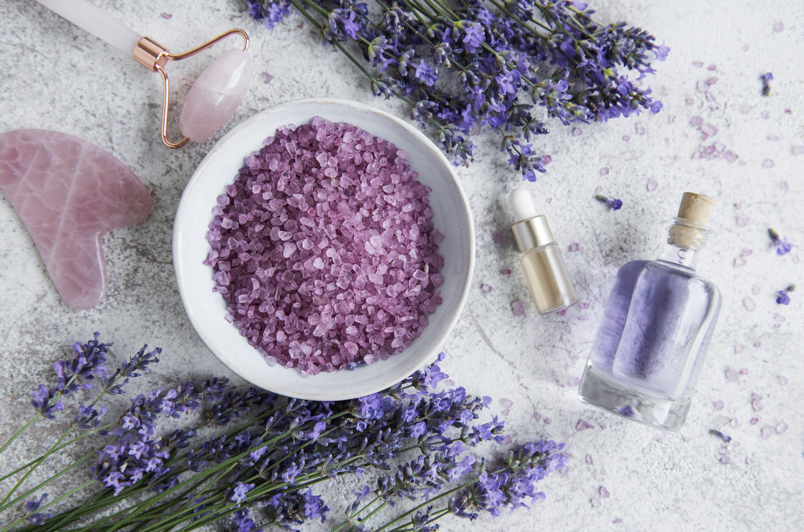 Een stilleven met lavendel, badzout en verzorgingsolie